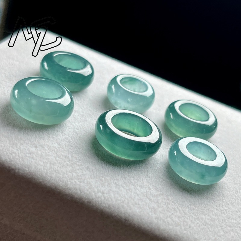 Natürlicher Smaragd Blauwasser – Beading Bewertung und Preis